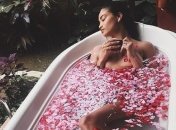 Алые розы: соблазнительные красотки публикуют фото в лепестках цветов