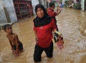 Суматра страдает от наводнений: не менее 6 погибших (Видео)