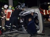 Ночью в Днепре авто влетело в столб и перевернулось, людей зажало внутри (видео момента)