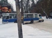 Троллейбус едва не убил током мужчину в Полтаве