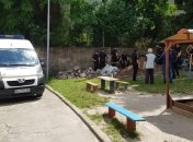 Во Львове на рабочего упала стена детсада