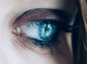 Дрожь века – самопроизвольное сокращение мышц, которое может возникать по разным причинам.