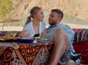 Жаркий поцелуй под солнцем: "Холостяк" осчастливил одну из участниц шоу (фото)