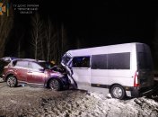 У лобовому зіткненні постраждали 11 людей