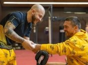 Александр Усик (справа) в тренировочном лагере