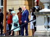 Трамп нарушил протокол, положив руку на спину королевы Елизаветы II 