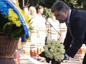 Порошенко возложил цветы к памятным местам украинцев