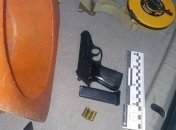 Пьяный мужчина угрожал пистолетом пассажирам маршрутки в Киеве