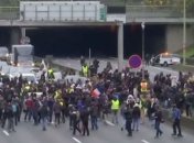 "Желтые жилеты" на честь годовщины движения перекрыли кольцевую дорогу (Видео)