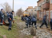 Спасатели ГСЧС присоединились к уборке Балаклеи после взрывов