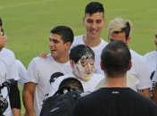 Торт в лицо: как футболисты поздравили Марадону с днем рождения (Видео)