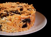 Смачний салат із моркви з чорносливом