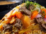 Плов со свининой станет хитом на вашем столе (изображение создано с помощью ИИ)