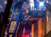 Автобус с людьми вылетел с моста и повис в воздухе: фото и видео жуткой аварии в США