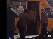 Пьяного мужчину вытолкали из маршрутки ногами: видео драки в николаевской маршрутке попало в сеть