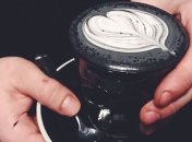 Необычное черное латте для людей, которые любят экспериментировать (Фото)