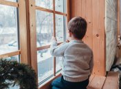 Ребенок на подоконнике