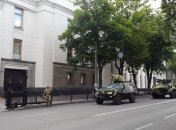 Во двор Рады стянули военную бронетехнику