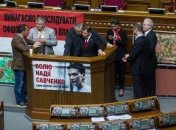 Депутаты фракции Ляшко принесли в ВР Украины раскладушки