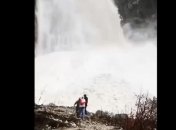 Лавина сошла прямо в водопад: неожиданное природное явление напугало туристов (видео)