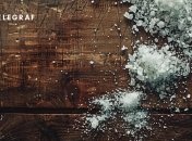 "Ой, лишенько, сіль розсипала!" - знайоме? (фото створене з допомогою ШІ)