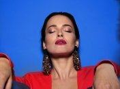 Даша Астафьева устроила поцелуи с девушками на своем концерте (Видео)