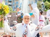 Верка Сердючка с "мамой" устроили зажигательные танцы в фонтане на Крещатике (Фото, Видео)