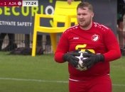 Самый крупный - на ворота: "Аякс" не сумел обыграть любительский клуб с габаритным вратарем (видео)