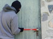 В Киеве у студента отобрали миллион: парень даже не услышал, как в квартиру ворвались грабители