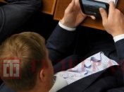 Нардеп попался за развлечением в телефоне прямо в сессионном зале (эксклюзивное видео)