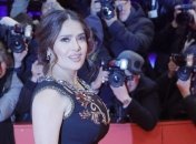 "Пливіть за течією": 53-річна Сальма Хайек оприлюднила фото в червоному купальнику