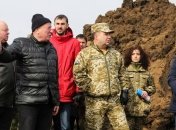 Полторак проверил, как проходит строительство военного городка на Широком Лане