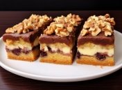 Смачний та ніжний пляцок з вишнями та горіхами