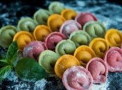 Рецепт дня: разноцветные пельмени с пряным фаршем