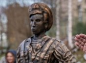 С Захаровой лепили? Сеть насмешило фото памятника российским десантникам