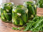 Малосольные огурцы с рукколой