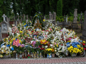 Не всі відвідувачі кладовищ розуміють важливість використання живих квітів