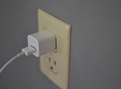 Спочатку в телефон або в розетку: як правильно поставити гаджет на зарядку