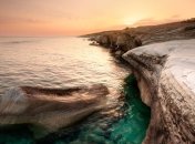 Кипр пользуется популярностью у любителей пляжа и лыж