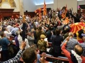Во время штурма парламента Македонии ранены 77 человек