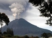 Тысячи человек эвакуируют из-за извержения вулкана в Индонезии  