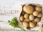 Молода картопля забруднює руки під час чищення