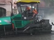 "Подводное строительство": в Харькове дорожники укладывали асфальт прямо во время ливня (видео)