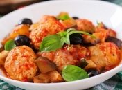 Рецепт дня: куриные фрикадельки с овощами 