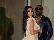 Ким Кардашян поделилась нежными фото с мужем и детьми