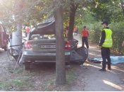 Автомобиль во Львове въехал в столб, два человека погибло