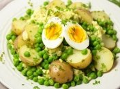 Зеленый салат с молодым картофелем и яйцами