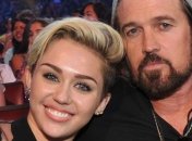 Отец Майли Сайрус пытается помирить свою дочь с сыном Шварценеггера