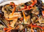 Рецепт дня: вкусный салат из баклажанов и овощей 