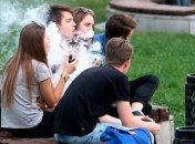 "Легальний ринок електронних сигарет відданий на відкуп великим компаніям". Як корпорації нав'язують дітям "безпечне" куріння